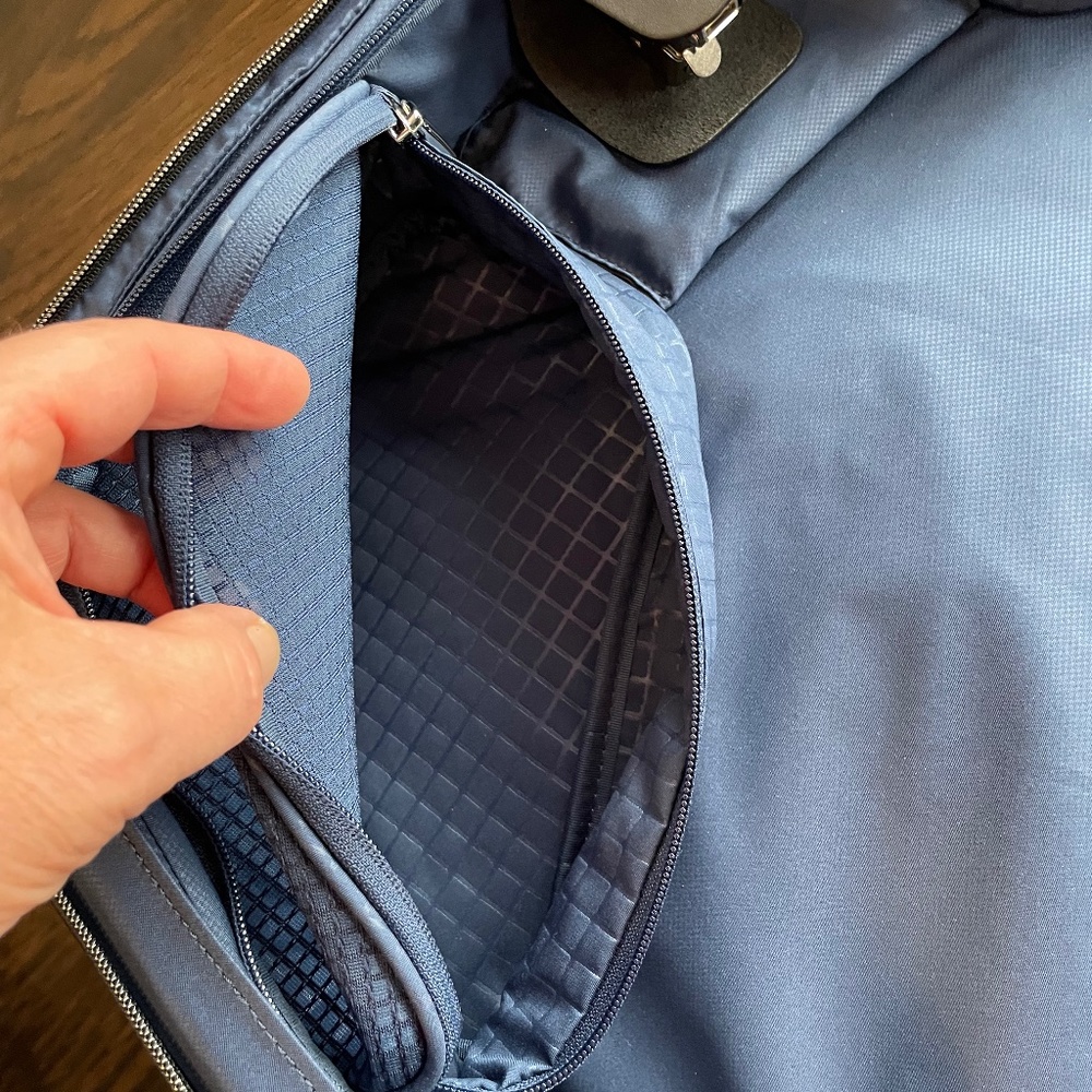 Tumi Arrivé Trifold Carry on Garment Bag - Picture 9 of 9